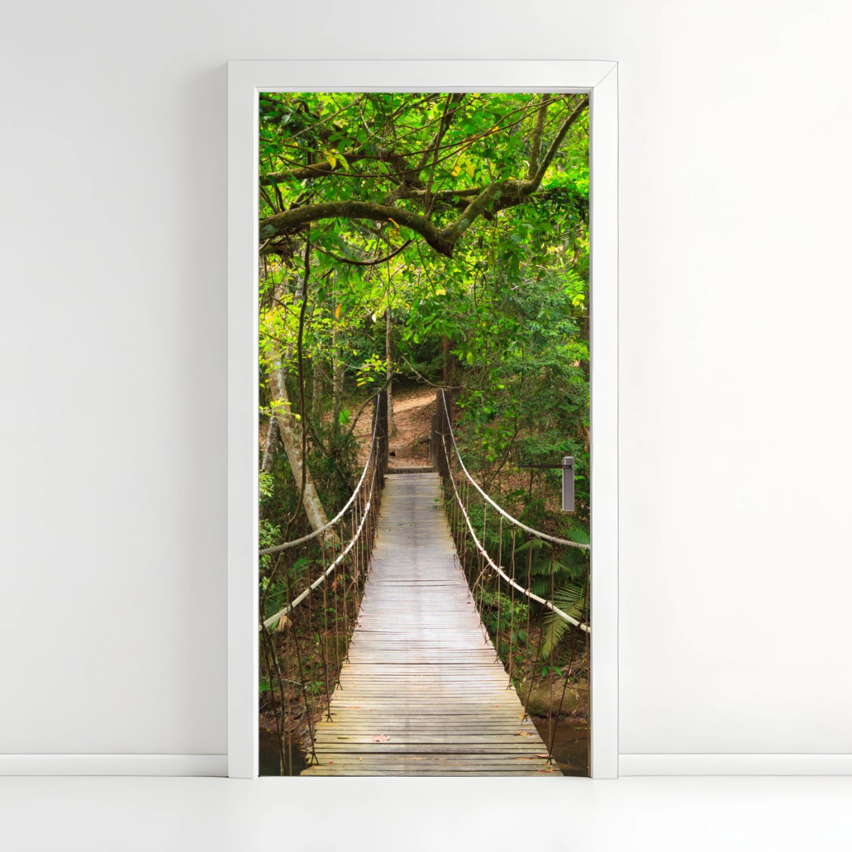 Pegatina para puerta pasarela de madera en bosque frondoso – Pixers®