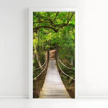 Pegatina para puerta pasarela de madera en bosque frondoso – Pixers®