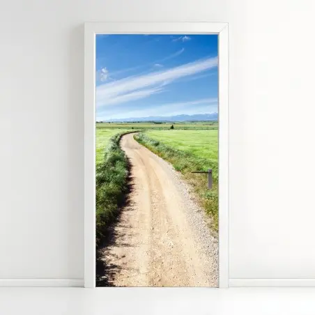 Pegatina para puerta camino campestre hacia montañas bajo cielo azul – Pixers®