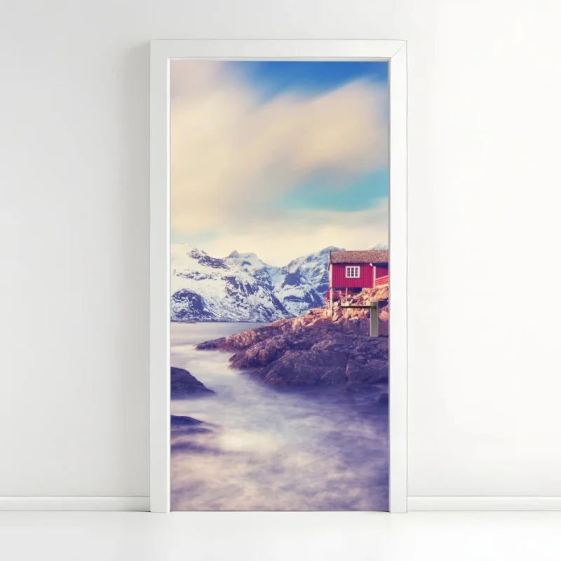 Pegatina para puerta cabañas rojas junto al fiordo bajo montañas nevadas