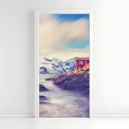 Pegatina para puerta cabañas rojas junto al fiordo bajo montañas nevadas – Pixers®