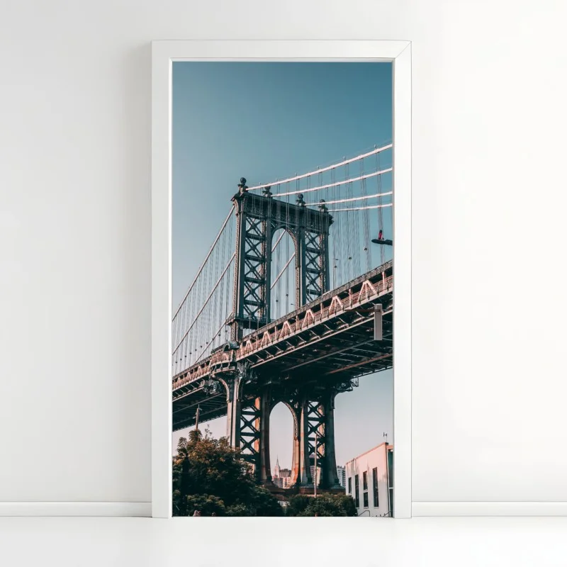 Pegatina para puerta impresión urbana: puente de Manhattan y fachadas de ladrillo