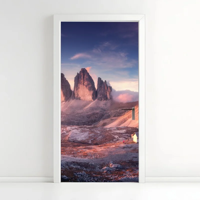 Pegatina para puerta amanecer en las Dolomitas con picos imponentes