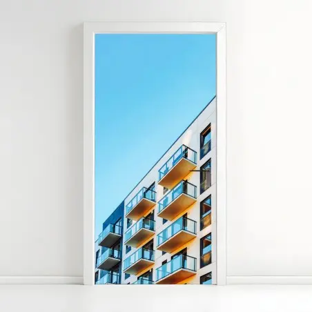 Pegatina para puerta fachada contemporánea con balcones y cielo azul – Pixers®