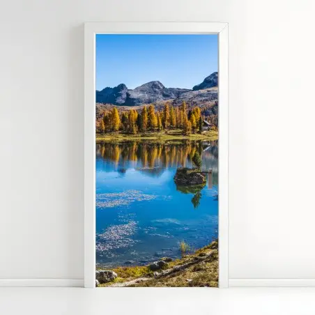 Pegatina para puerta reflejos dorados en lago alpino – Pixers®