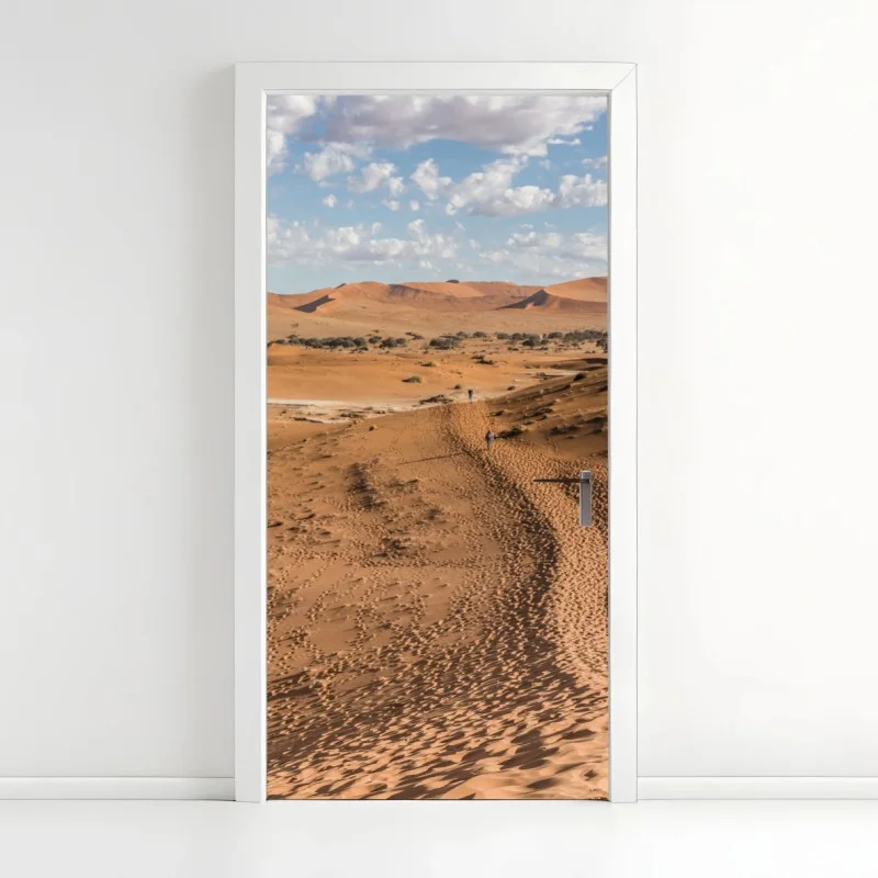 Pegatina para puerta ruta entre dunas bajo cielo azul