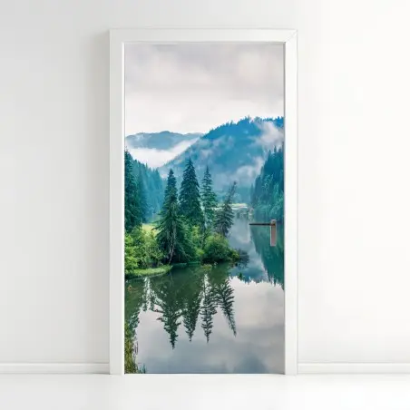 Pegatina para puerta paisaje sereno de Lacu Roșu al amanecer – Pixers®