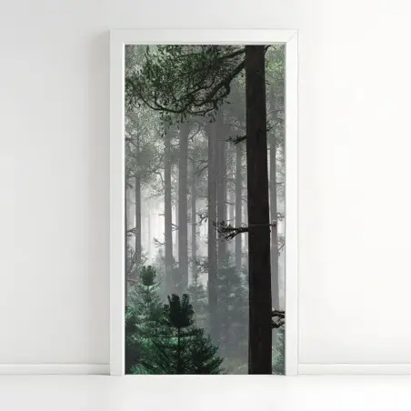 Pegatina para puerta bosque brumoso de pinos en calma – Pixers®