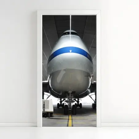 Pegatina para puerta vista frontal e imponente de avión en hangar – Pixers®
