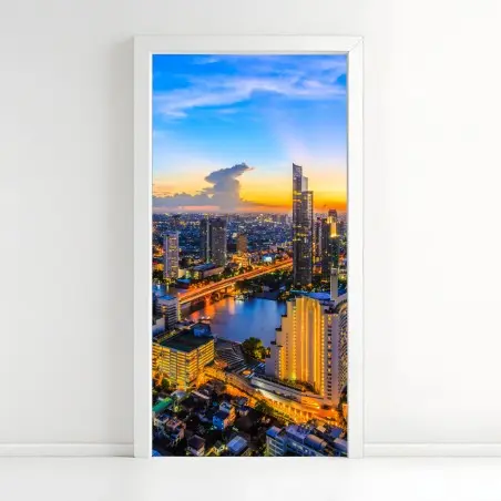Pegatina para puerta atardecer urbano sobre el río iluminado – Pixers®