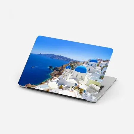 Pegatina para portátil escena mediterránea de Santorini con cúpulas azules – Pixers®