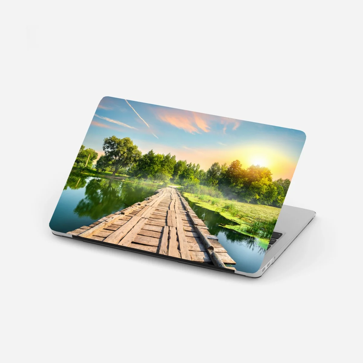 Pegatina para portátil puente rústico sobre lago al atardecer – Pixers® Pegatina para portátil puente rústico sobre lago al atardecer – Pixers®