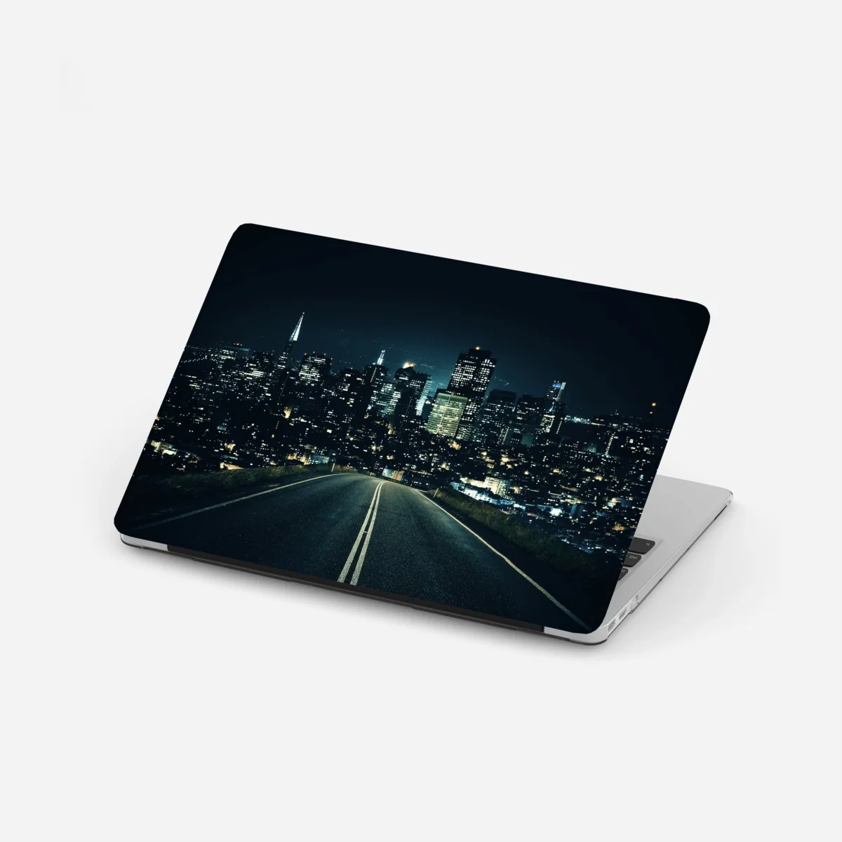 Pegatina para portátil camino nocturno hacia la ciudad iluminada – Pixers® Pegatina para portátil camino nocturno hacia la ciudad iluminada – Pixers®