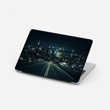 Pegatina para portátil camino nocturno hacia la ciudad iluminada – Pixers®