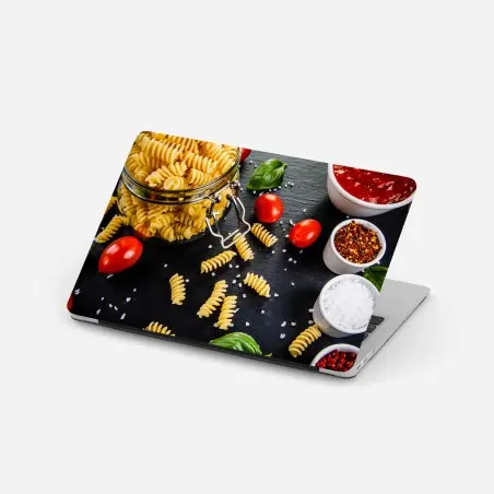 Pegatina para portátil escena mediterránea de pasta fusilli y tomates cherry – Pixers®