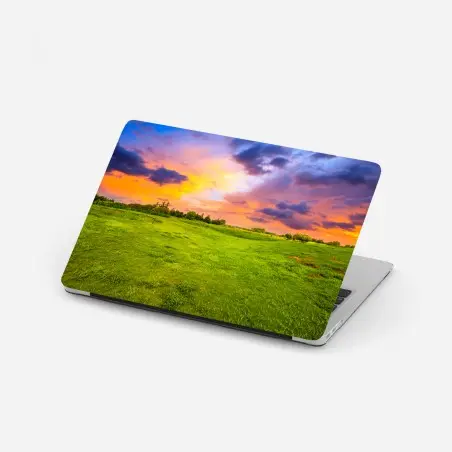 Pegatina para portátil paisaje de pradera al atardecer con cielo colorido – Pixers®