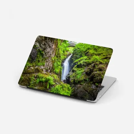 Pegatina para portátil cascada escondida bajo el puente de piedra – Pixers®