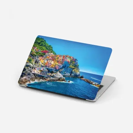 Pegatina para portátil pueblo costero en acantilado colorido – Pixers®