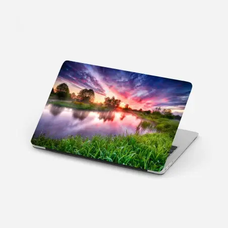 Pegatina para portátil amanecer vibrante sobre el río – Pixers®