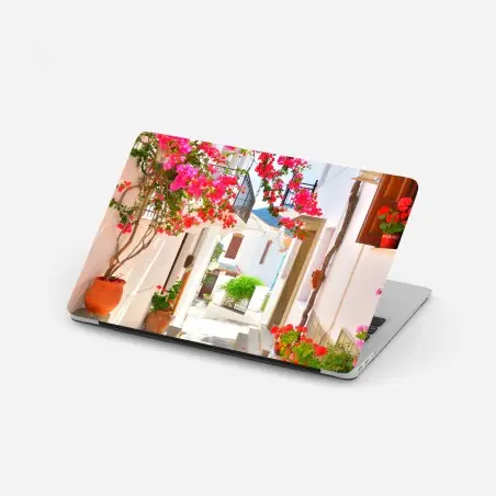 Pegatina para portátil calle mediterránea con buganvillas en flor – Pixers®