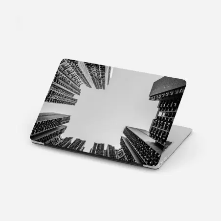 Pegatina para portátil perspectiva simétrica entre rascacielos en blanco y negro – Pixers®