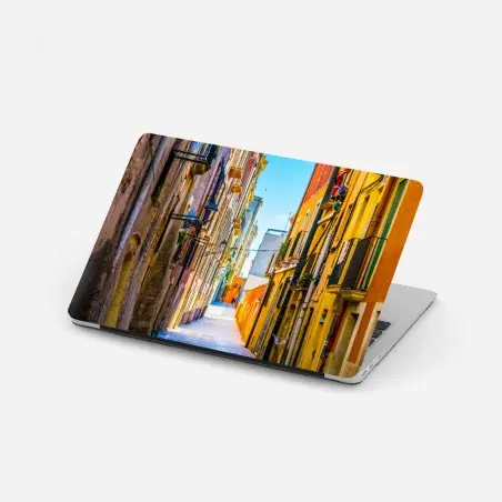 Pegatina para portátil calle colorida en casco antiguo mediterráneo – Pixers®