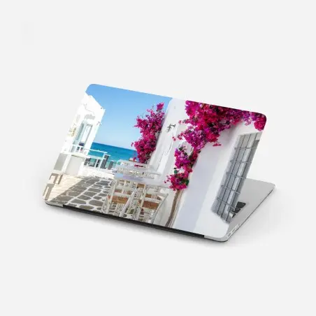 Pegatina para portátil rincón Mediterráneo con buganvillas junto al mar – Pixers®