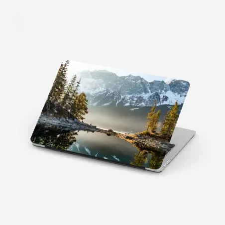 Pegatina para portátil reflejos en lago de montaña al amanecer – Pixers®