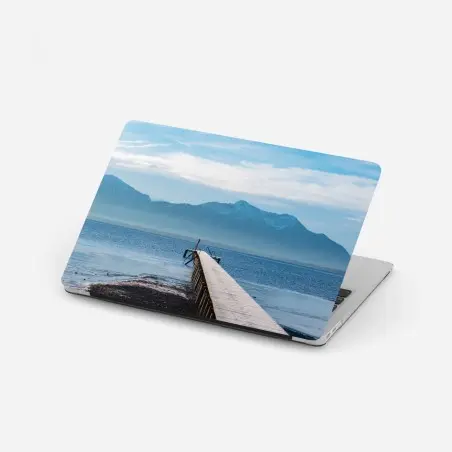 Pegatina para portátil muelle hacia montañas nevadas – Pixers®