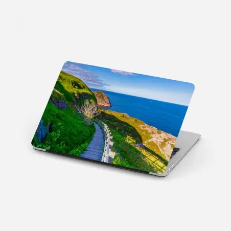 Pegatina para portátil sendero costero hacia el mar bajo cielo azul – Pixers®