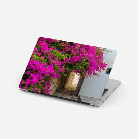 Pegatina para portátil callejón en Naousa, Paros con buganvillas fucsias – Pixers®