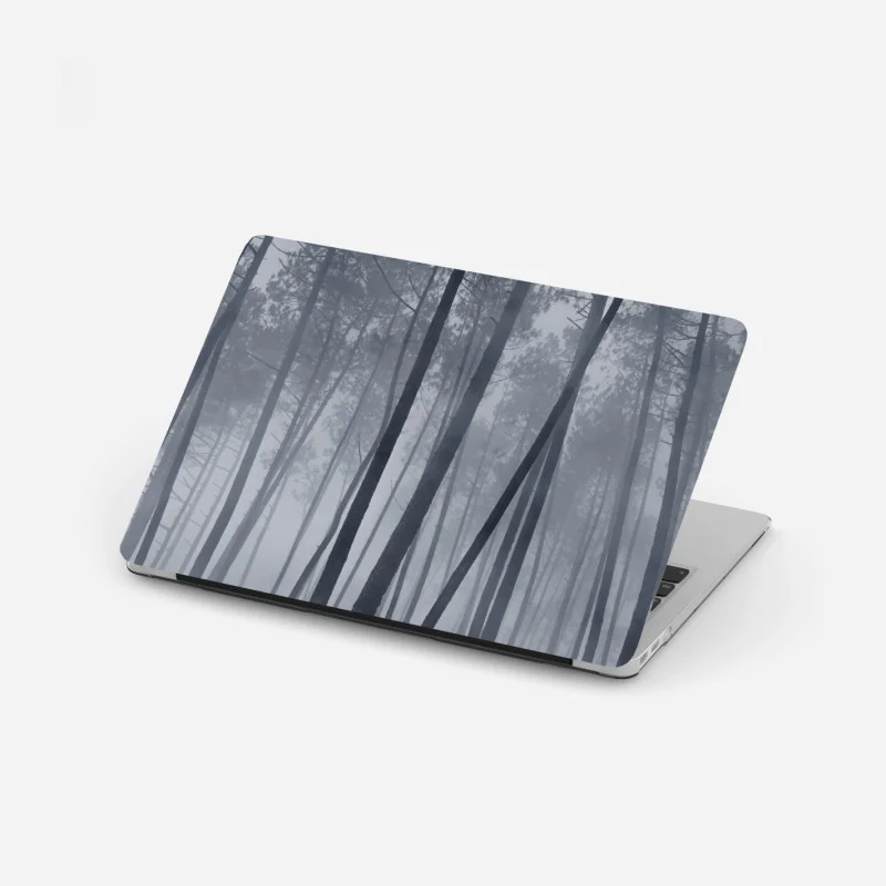 Pegatina para portátil bosque de pinos en niebla nocturna