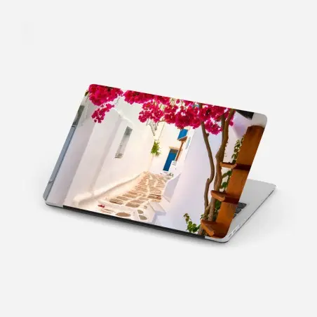 Pegatina para portátil calle mediterránea con buganvillas rosas – Pixers®
