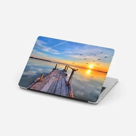 Pegatina para portátil muelle al atardecer sobre lago tranquilo – Pixers®