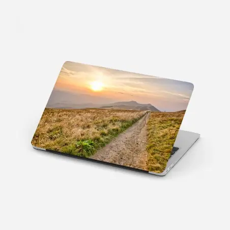 Pegatina para portátil atardecer dorado en Bieszczady, camino entre montañas – Pixers®