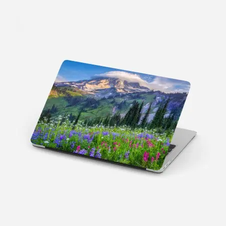 Pegatina para portátil paisaje alpino de flores silvestres al atardecer – Pixers®