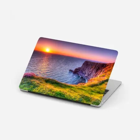 Pegatina para portátil acantilado al atardecer sobre el mar – Pixers®