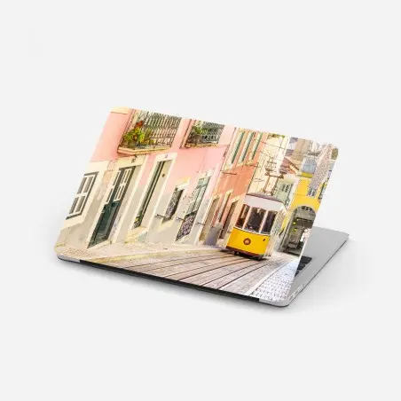 Pegatina para portátil tranvía amarillo en Lisboa entre casas coloridas – Pixers®