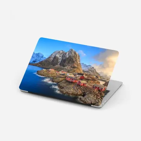 Pegatina para portátil pueblo costero en Noruega entre montañas nevadas – Pixers®