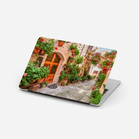 Pegatina para portátil encanto de un callejón florido en Umbría – Pixers®