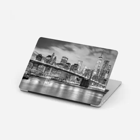 Pegatina para portátil Manhattan nocturna en blanco y negro: puente y rascacielos – Pixers®