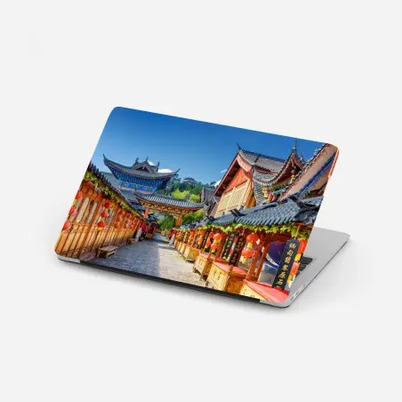 Pegatina para portátil calle tradicional de Lijiang, China bajo linternas rojas – Pixers®
