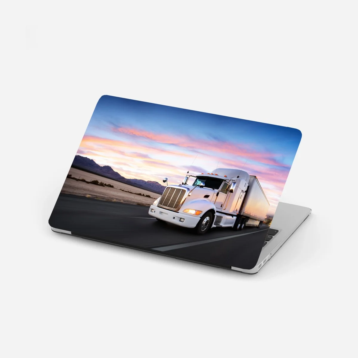 Pegatina para portátil camión en carretera al atardecer – Pixers® Pegatina para portátil camión en carretera al atardecer – Pixers®