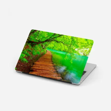 Pegatina para portátil sendero de madera junto al lago en bosque verde – Pixers®