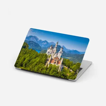 Pegatina para portátil castillo de cuento entre montañas de Baviera – Pixers®