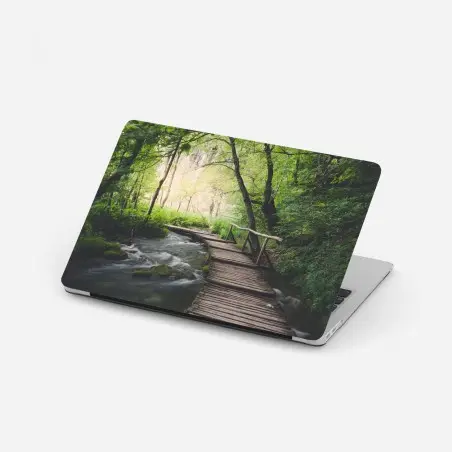 Pegatina para portátil sendero de madera en bosque frondoso junto al río – Pixers®