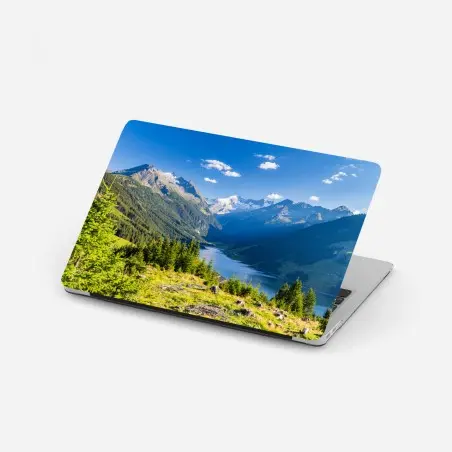 Pegatina para portátil panorámica alpina de valle, lago y pinos – Pixers®