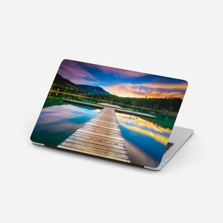 Pegatina para portátil muelle sobre lago montañoso al atardecer – Pixers®
