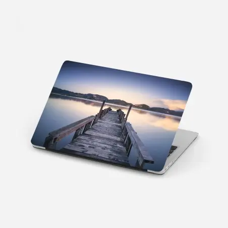 Pegatina para portátil muelle de madera sobre el lago en Versilia, Toscana – Pixers®