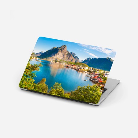 Pegatina para portátil vistas de fiordo y pueblo costero en Noruega – Pixers®